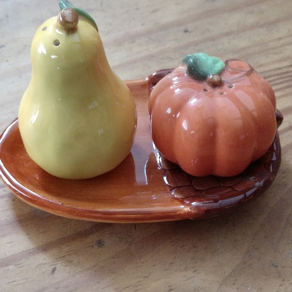 DI Ceramic Pumpkin & Pear Salt & Pepper Shapers on an Acorn Underplate - Picture 1 of 5
